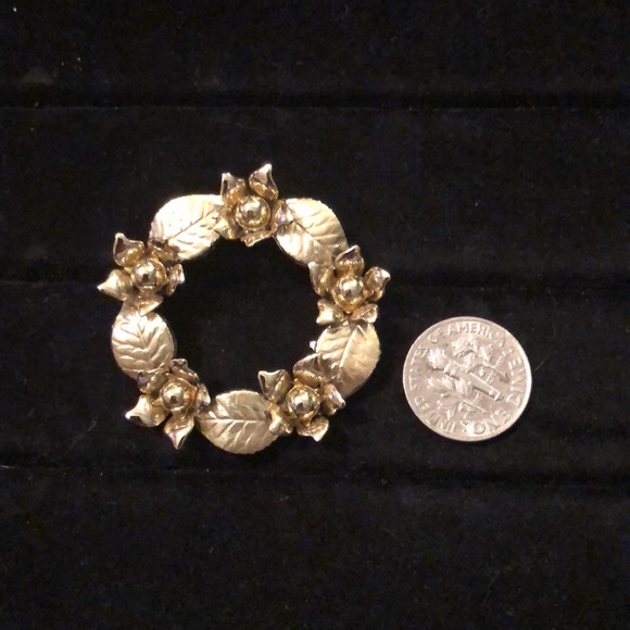 Gold Tone Wreath Brooch - Picture 3 of 4